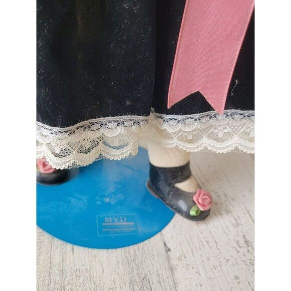 Brinn's Lindsey porcelain doll collectible decor figure - Picture 9 of 16